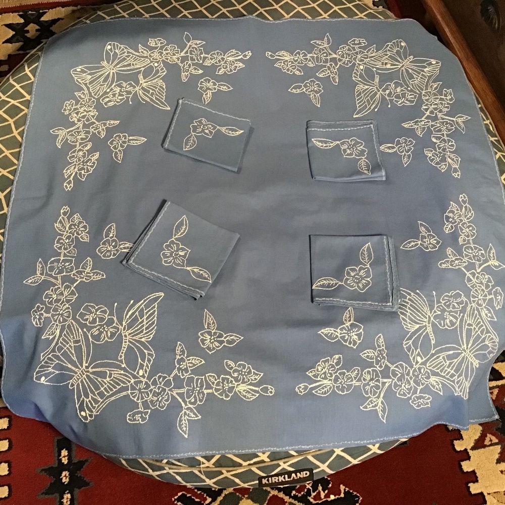 BEEEUTIFUL VINTAGE TABLECLOTH WITH NAPKINS